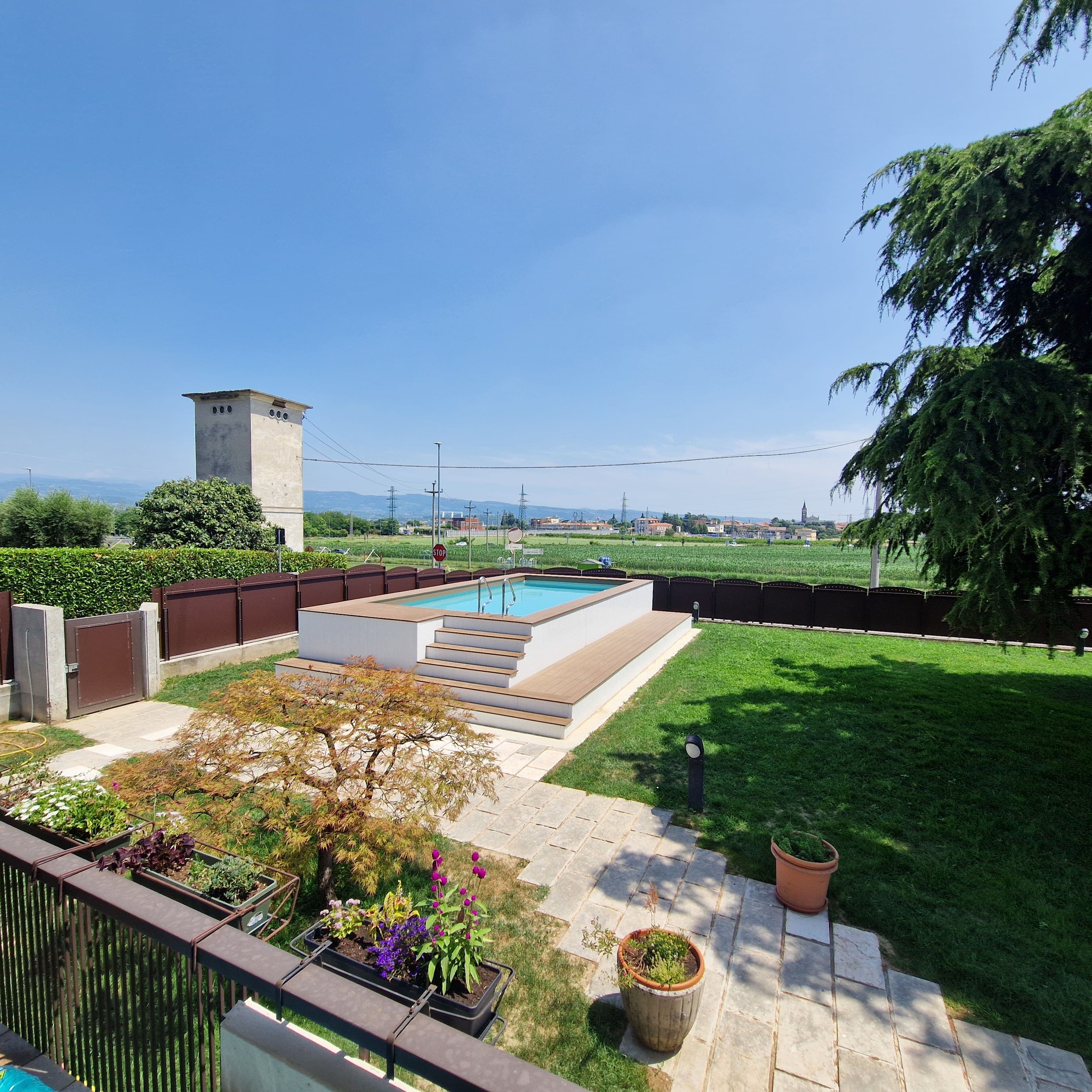 Giardino e piscina privata - Casa Meg Italia Bussolengo